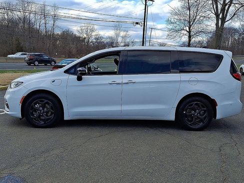 Used 2024 Chrysler Pacifica Limited FWD image 4