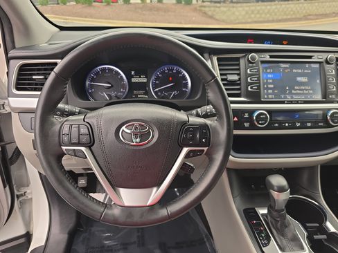 Used 2019 Toyota Highlander XLE AWD/4WD image 17