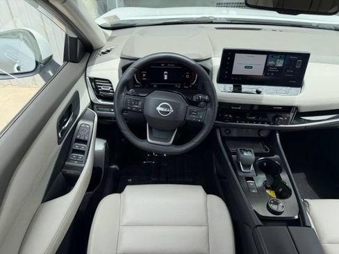 Used 2025 Nissan Rogue SL AWD/4WD image 10