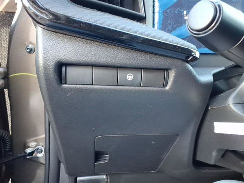 New 2026 Nissan Kicks SR image 18