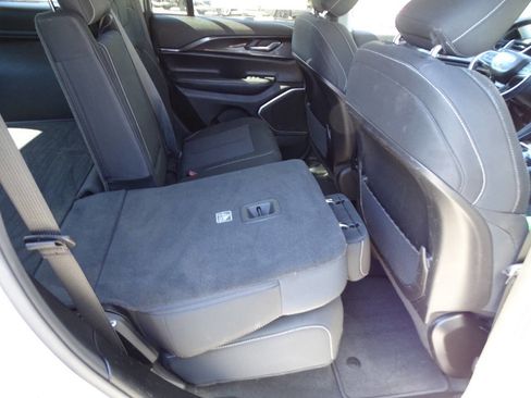 Used 2022 Jeep Grand Cherokee Laredo w/ Luxury Tech Group I image 41