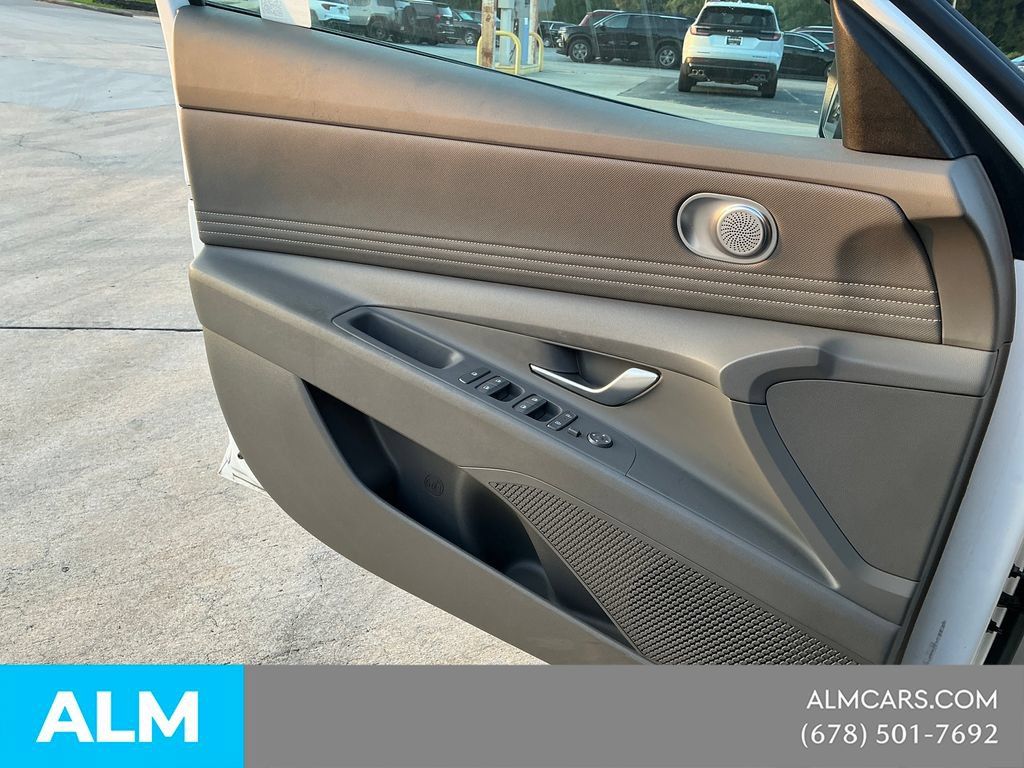 Used 2025 Hyundai Elantra SEL FWD image 13