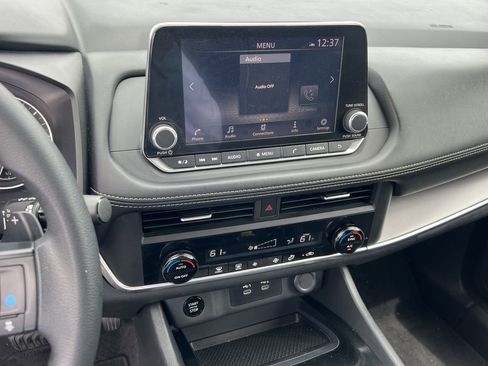 Used 2024 Nissan Rogue SV image 8