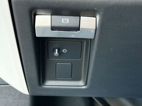 New 2026 Land Rover Defender 130 X-Dynamic SE image 36