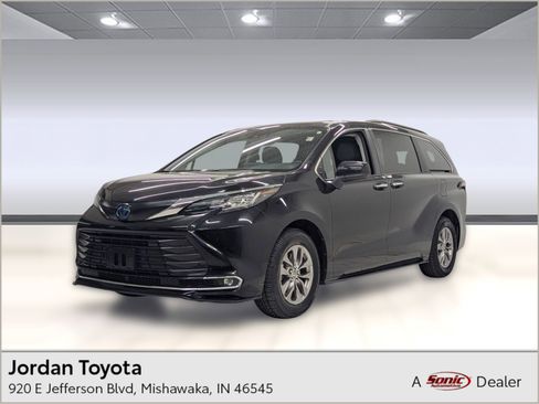 Used 2023 Toyota Sienna XLE image 1