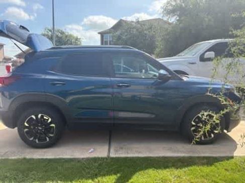 Used 2021 Chevrolet TrailBlazer LT w/ Convenience Package FWD image 2