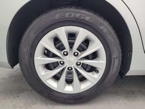 Used 2017 Toyota Camry LE FWD image 31