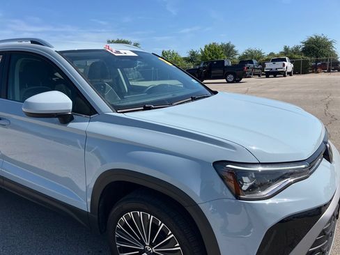 Used 2025 Volkswagen Taos SE FWD image 2