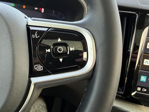 Certified 2025 Volvo XC60 B5 Plus image 19