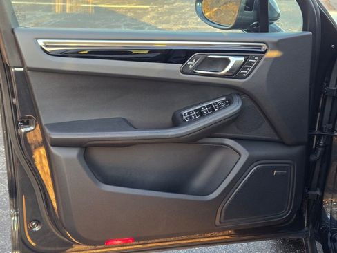 Used 2025 Porsche Macan image 17