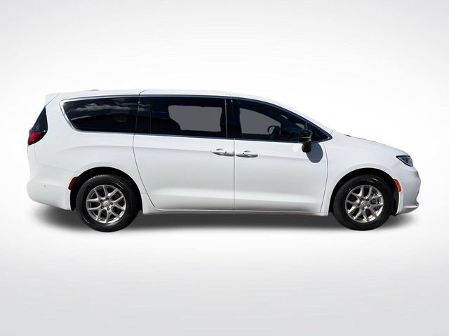 Used 2025 Chrysler Pacifica Select FWD image 10