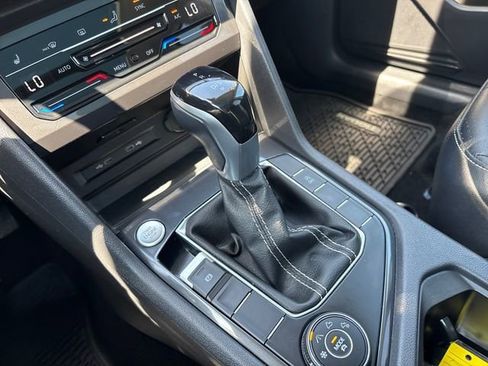 Used 2024 Volkswagen Tiguan SE w/ Panoramic Sunroof Package AWD/4WD image 21