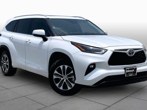 Used 2022 Toyota Highlander XLE FWD image 3