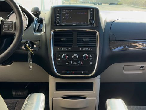 Used 2018 Dodge Grand Caravan SE w/ UConnect Hands-Free Group image 17