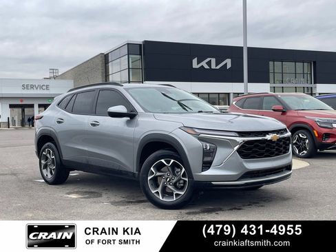 Used 2025 Chevrolet Trax LT w/ Driver Confidence Package image 1