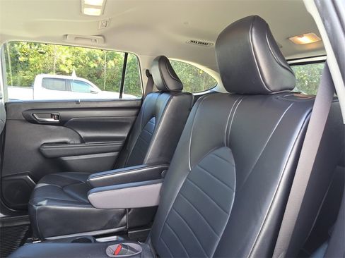 Used 2023 Toyota Highlander XLE image 23