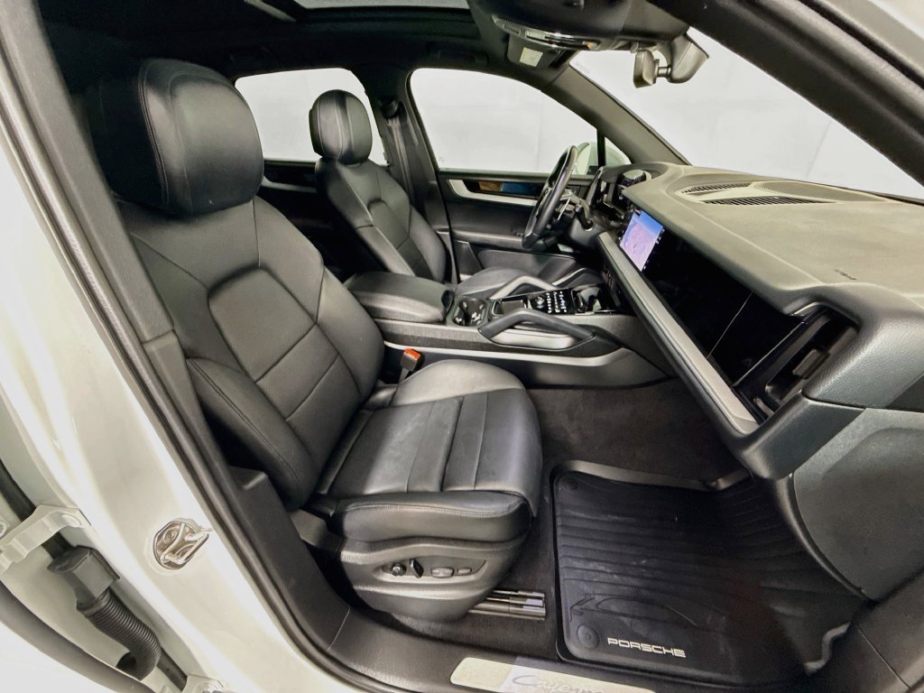 Used 2024 Porsche Cayenne AWD/4WD image 30