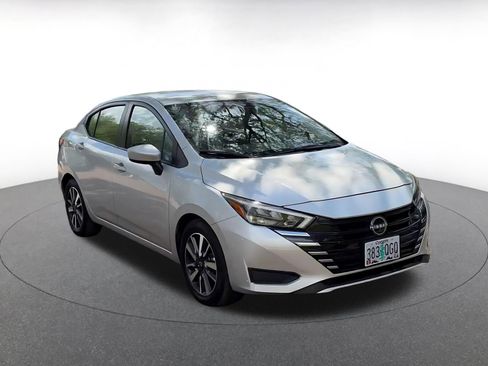 Used 2025 Nissan Versa SV image 3