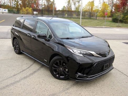 Used 2023 Toyota Sienna XSE image 2