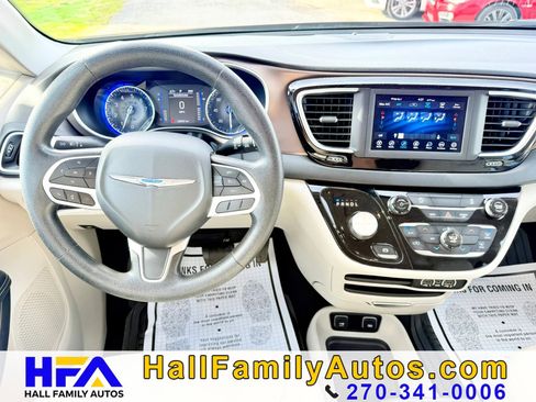 Used 2021 Chrysler Voyager Lxi image 13