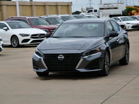 Used 2024 Nissan Altima 2.5 SV FWD image 2