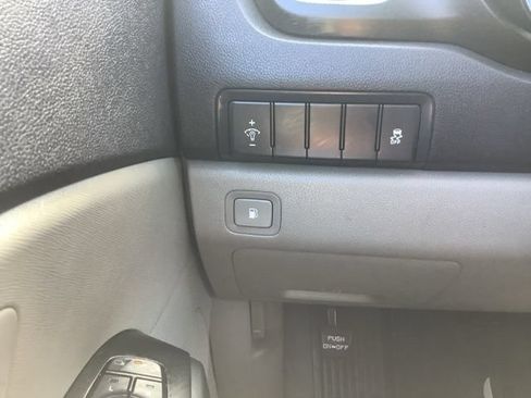 Used 2018 Kia Sedona LX w/ LX Essentials Premium Package FWD image 17