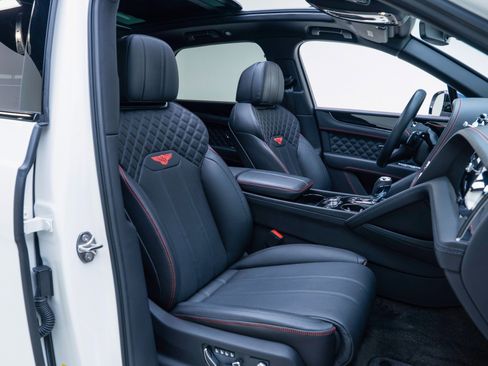 Used 2022 Bentley Bentayga AWD/4WD image 24