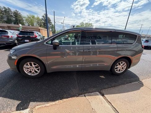 Used 2023 Chrysler Pacifica Touring-L FWD image 4