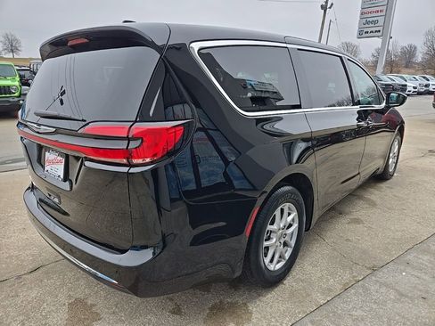 Used 2024 Chrysler Pacifica Touring-L image 11