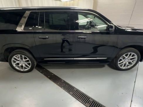 Used 2023 Cadillac Escalade ESV Premium Luxury Platinum image 9