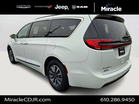 Certified 2021 Chrysler Pacifica Limited image 4