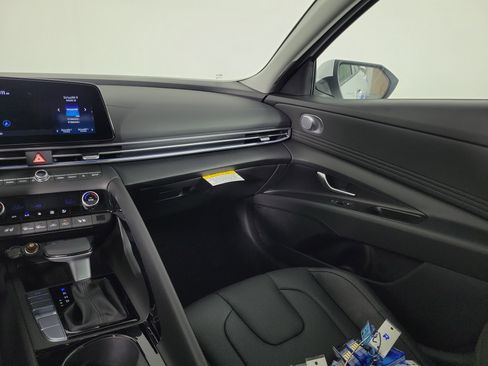 New 2025 Hyundai Elantra Limited image 7