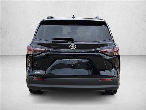 Used 2026 Toyota Sienna LE FWD image 7