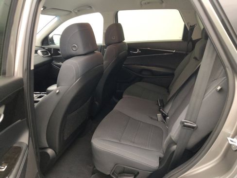 Used 2017 Kia Sorento LX w/ LX Convenience Package image 18