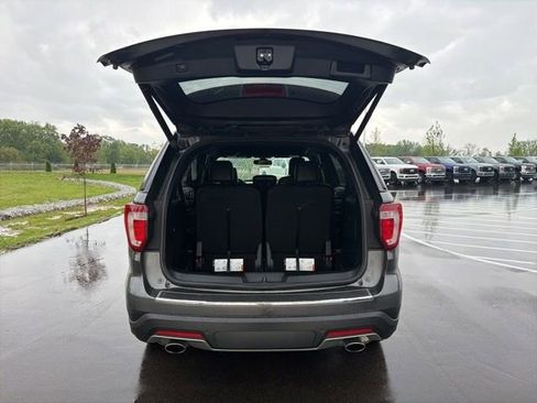 Used 2018 Ford Explorer XLT w/ Equipment Group 202A AWD/4WD image 11