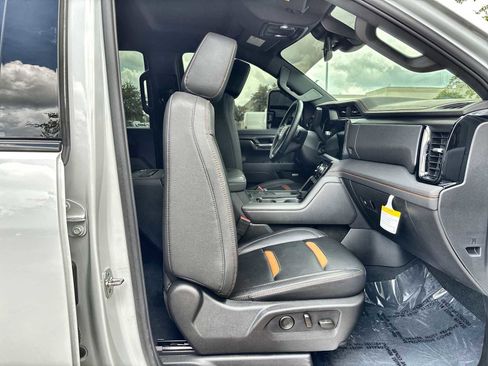 Used 2025 GMC Sierra 2500 AT4 AWD/4WD image 9