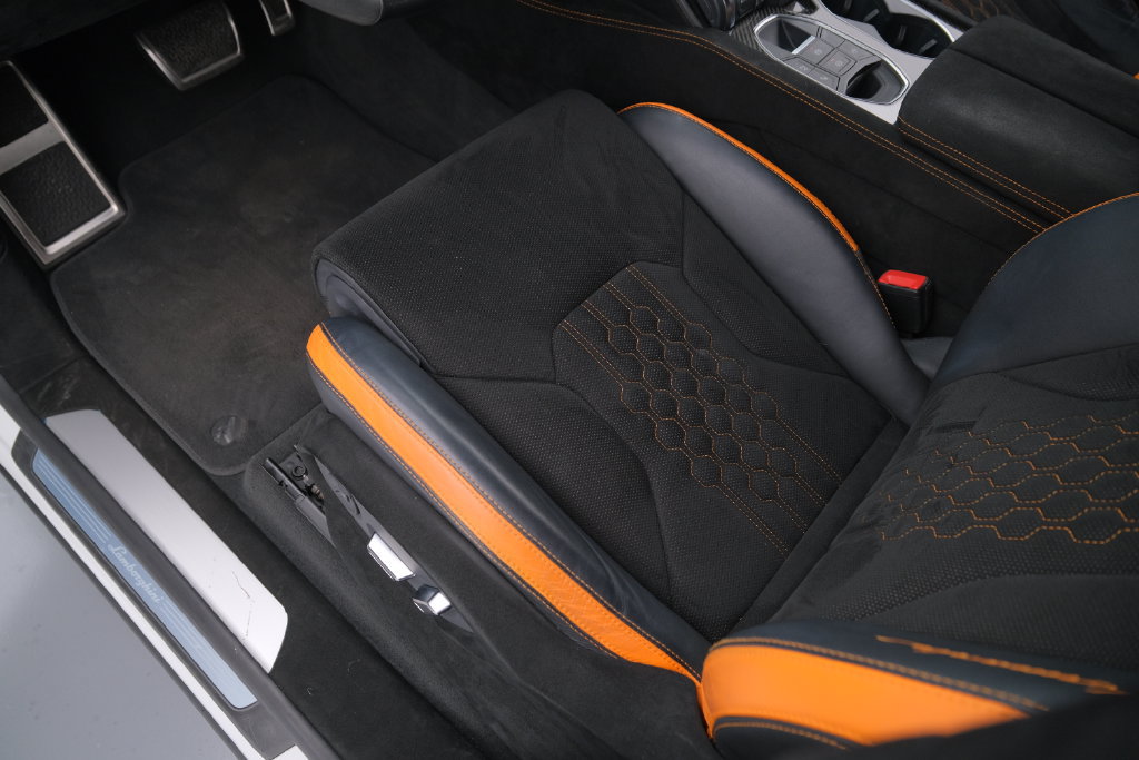 Used 2023 Lamborghini Urus Performante AWD/4WD image 12