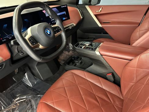 Used 2024 BMW iX xDrive50 w/ Sport Package AWD/4WD image 4