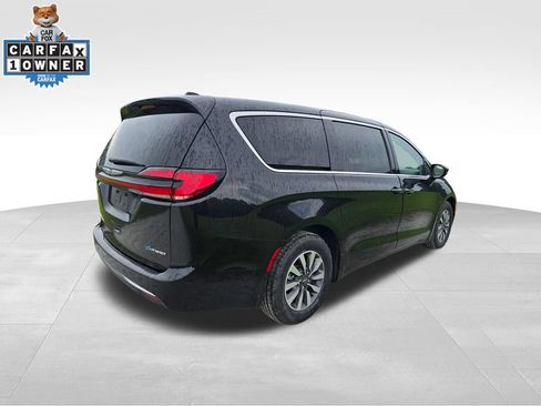 Used 2023 Chrysler Pacifica Touring-L FWD image 12