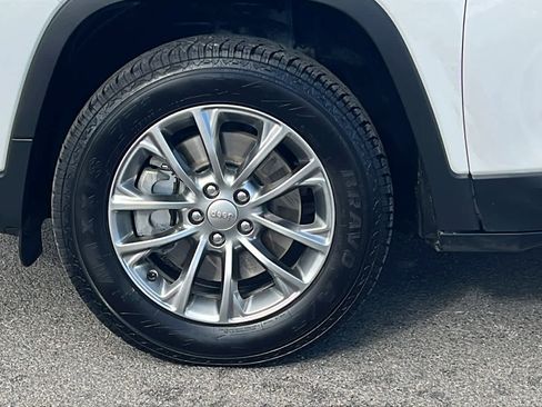 Used 2020 Jeep Cherokee Latitude Plus w/ Cold Weather Group image 9