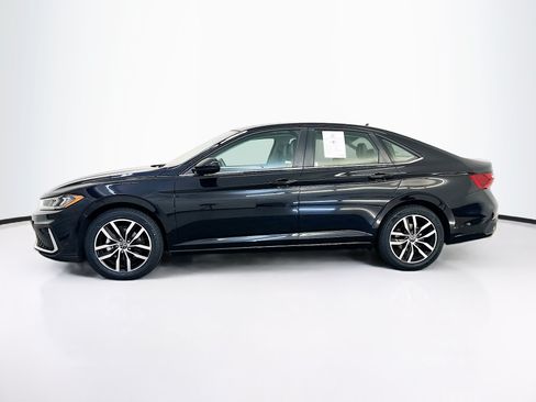 Used 2025 Volkswagen Jetta SE FWD image 4