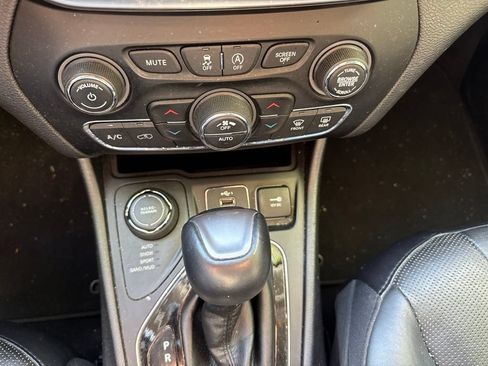 Used 2019 Jeep Cherokee Limited AWD/4WD image 6