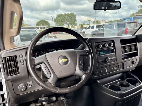 Used 2021 Chevrolet Express 3500 w/ Driver Convenience Package RWD image 3