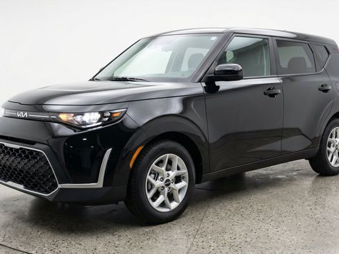 Used 2025 Kia Soul LX w/ LX Technology Package FWD image 3