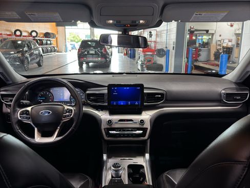 Used 2022 Ford Explorer XLT w/ Equipment Group 202A AWD/4WD image 13