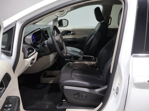 Used 2024 Chrysler Pacifica Touring-L FWD image 9