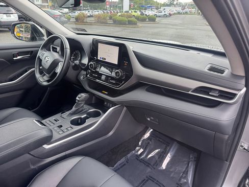 Used 2025 Toyota Highlander XLE AWD/4WD image 16