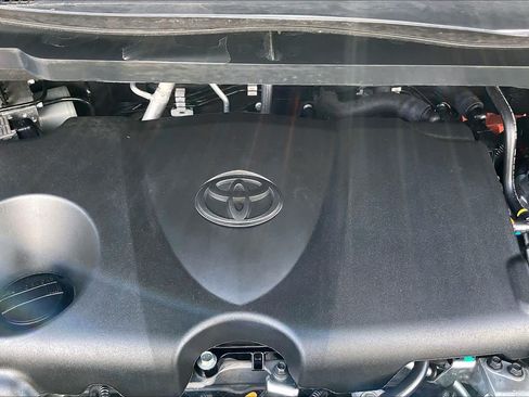 Used 2024 Toyota Sienna LE FWD image 33