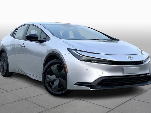 Used 2024 Toyota Prius LE image 3