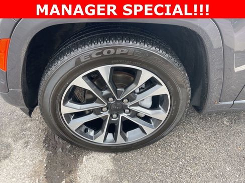 Used 2023 Jeep Grand Cherokee Overland w/ Luxury Tech Group IV image 9